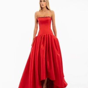 Chic Strapless Scarlet Gown
